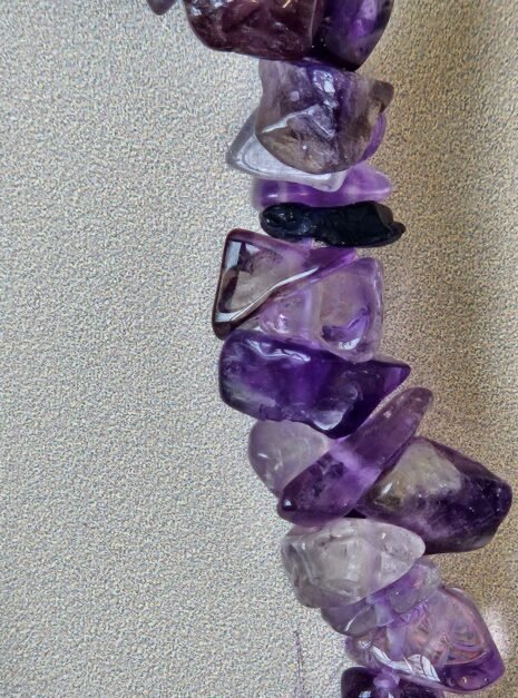 amethyst-bracelet-03 Close view of the polished Amethyst chips on the bracelet