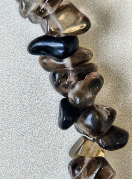 smoky-quartz-bracelet-03 Close view of the polished Smoky Quartz chips on the bracelet