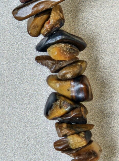 tigers-eye-bracelet-03 Close view of the polished Tiger's Eye chips on the bracelet